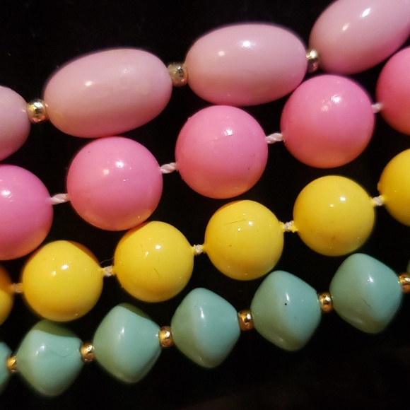 💥FREE💥Bundle of Vintage Beaded Pastel Necklaces for Spring! - Picture 4 of 5
